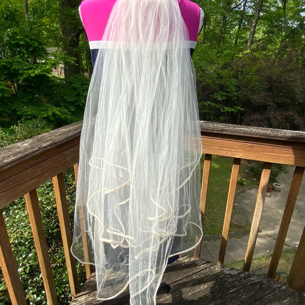 wedding veil (candlelight color) in great condition worn once